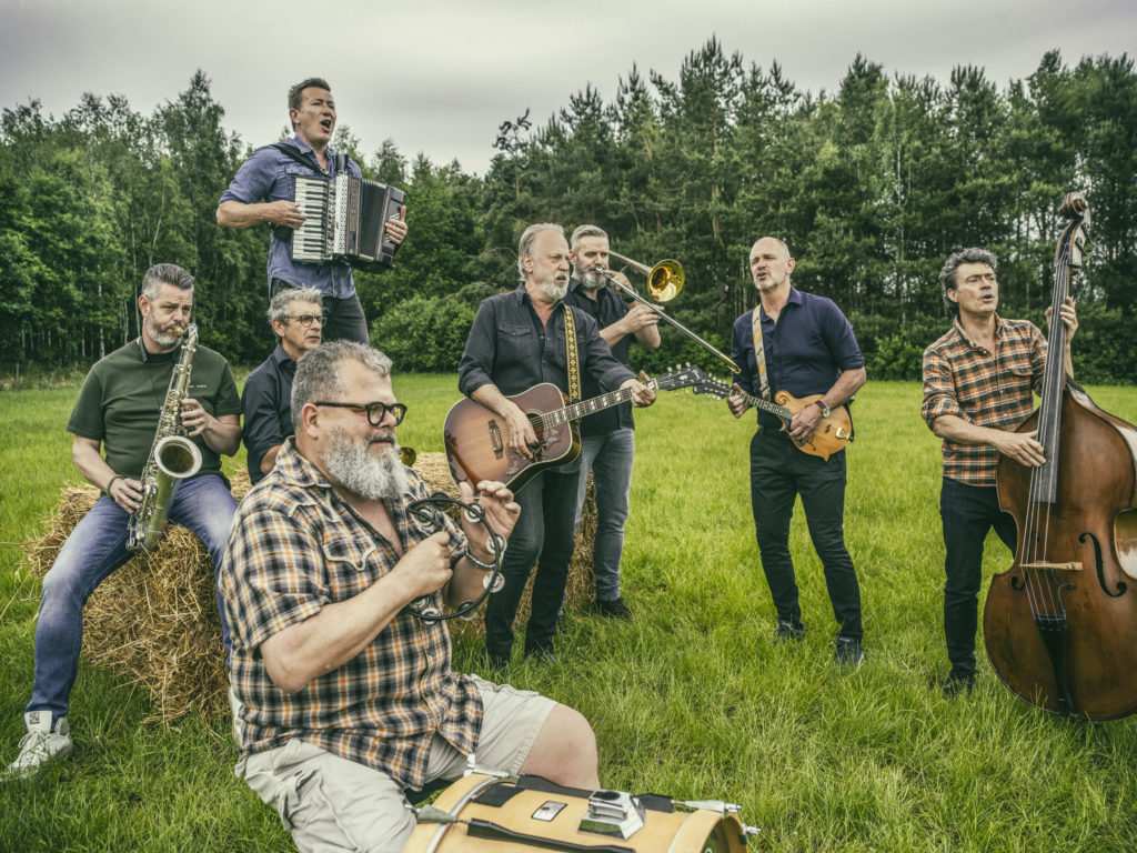 Nieuwe single! De wei in Rowwen Hèze Nieuwe single! De wei in Rowwen Hèze
